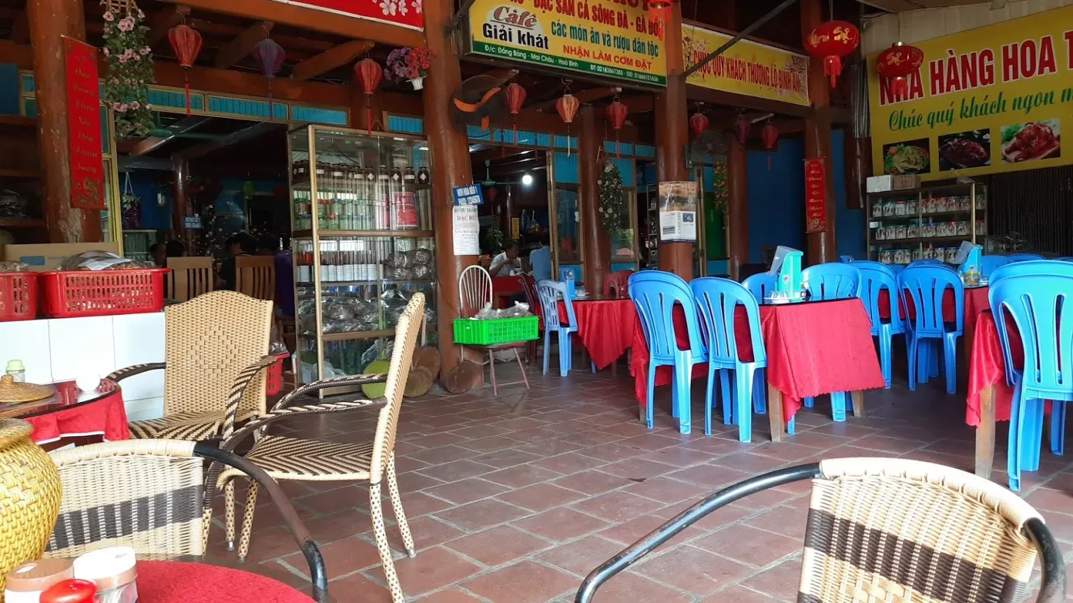 Không gian bên trong Nhà hàng Hoa Thủy Cơm cá hấp