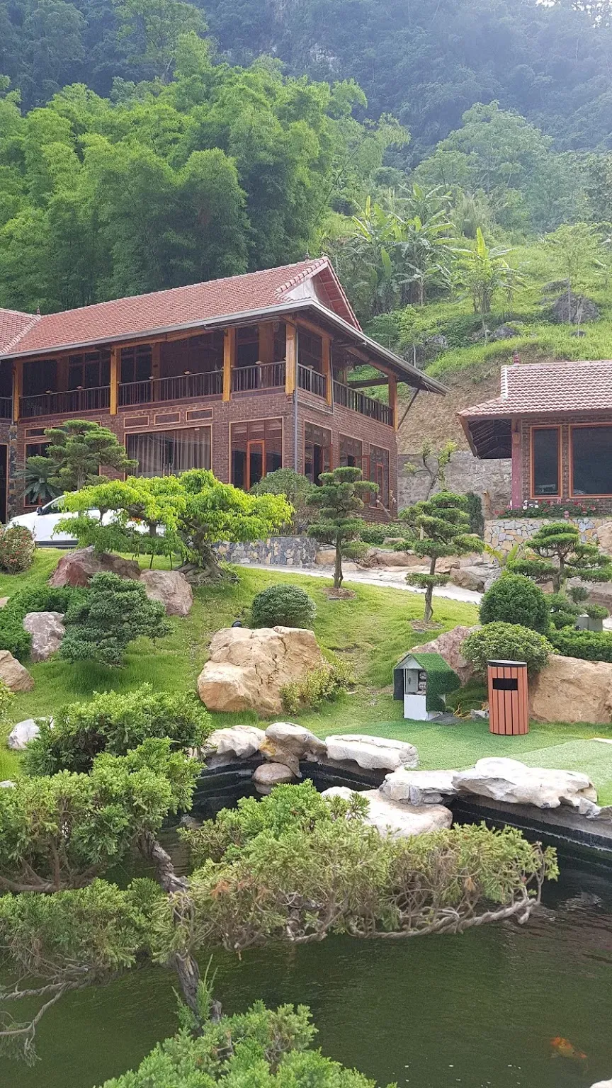 Không gian bên ngoài Nhà hàng Hoa Ban