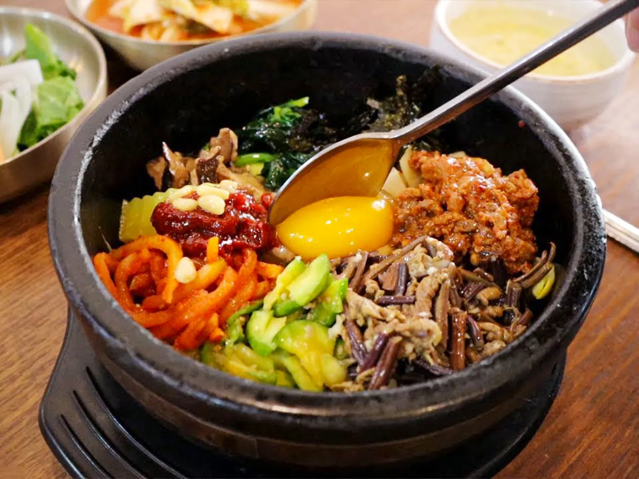 Món cơm trộn Bibimbap hoàn chỉnh với đầy đủ màu sắc và nước sốt hấp dẫn