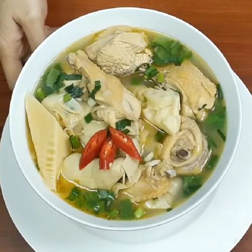 Món gà nấu xáo măng thơm ngon hấp dẫn với màu vàng óng ả