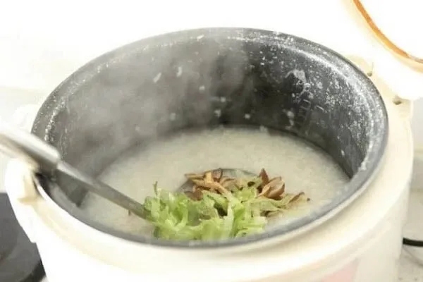 Nấu cháo gà nồi cơm điện mang lại sự tiện lợi tối đa cho người nội trợ