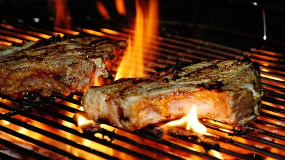 Thịt bò tái kiến đốt – món ăn độc đáo của Tam Đảo (Ảnh: Tiin)