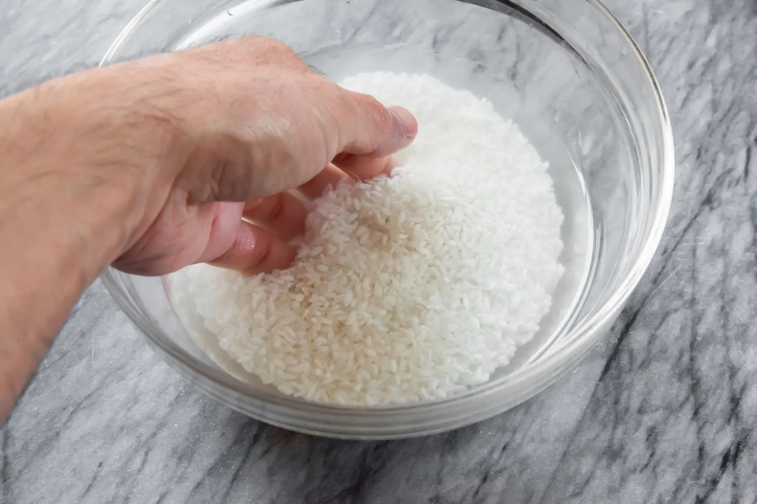 Nếp được trộn đều với nước cốt dừa và nước lá cẩm