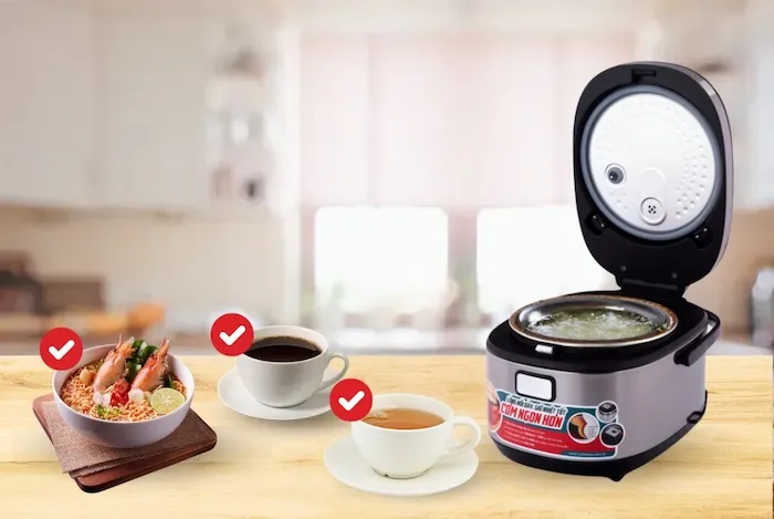 Bạn có thể nấu nước sôi bằng nồi cơm điện để úp mì hoặc pha trà nếu không có thiết bị chuyên dụng như ấm siêu tốc