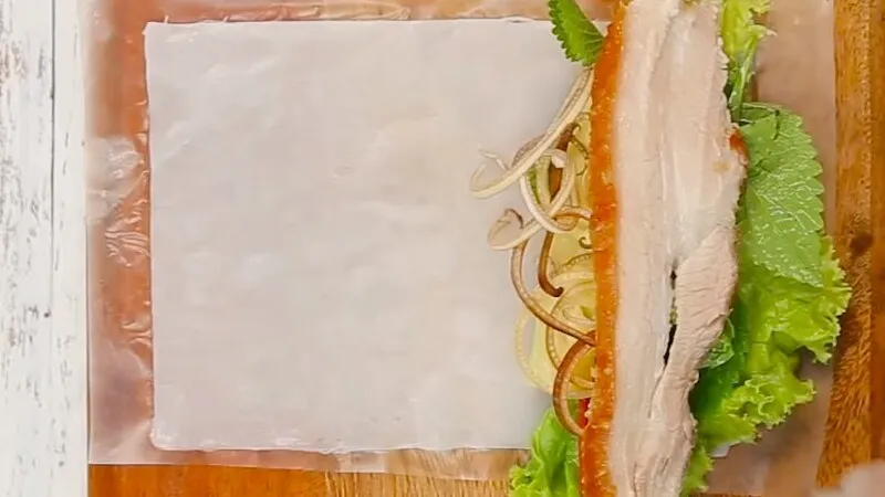 Bánh tráng cuốn thịt heo luộc chiên giòn