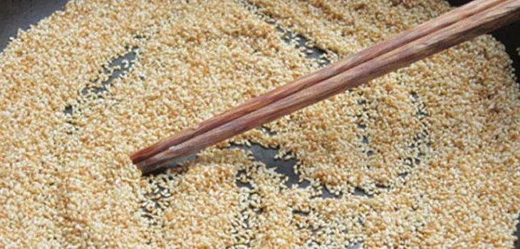 Mè trắng rang vàng giúp món ăn thêm phần tinh tế