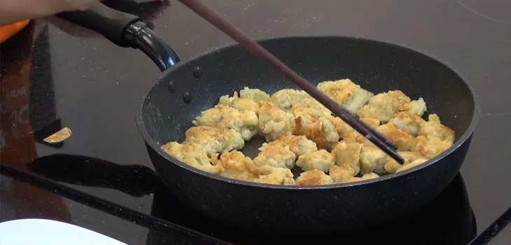 Lớp vỏ gà đạt độ vàng rơm đẹp mắt sau lần chiên đầu tiên