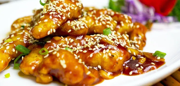 Đĩa gà rán sốt mè bắt mắt sẵn sàng phục vụ thực khách