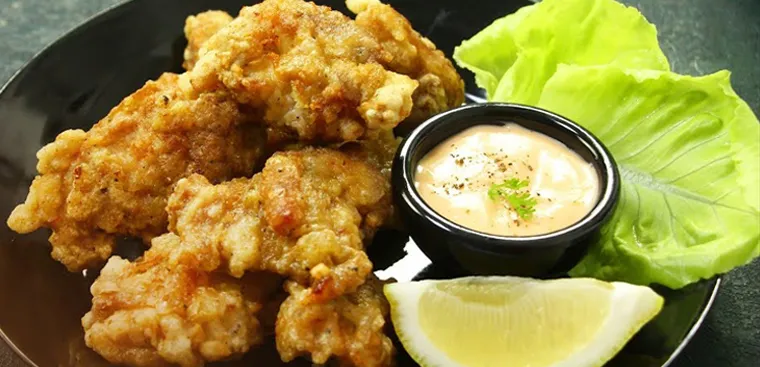 Đĩa gà rán sốt phô mai hoàn chỉnh với màu sắc bắt mắt