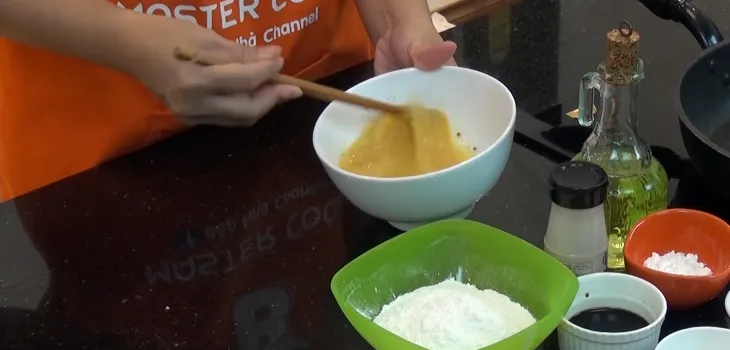 Hỗn hợp trứng gà giúp tạo độ kết dính cho lớp bột áo