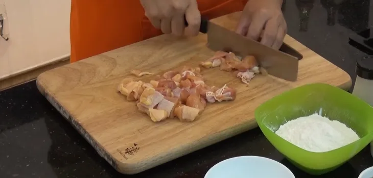 Sơ chế má đùi gà cắt miếng vừa ăn cho món sốt mè