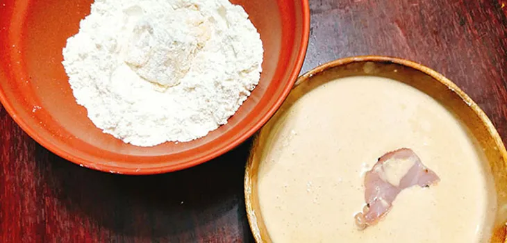 Gà chiên vàng đều trên chảo nóng