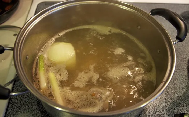 Nấu nước dùng lẩu vịt với sấu và củ cải để tạo độ thanh