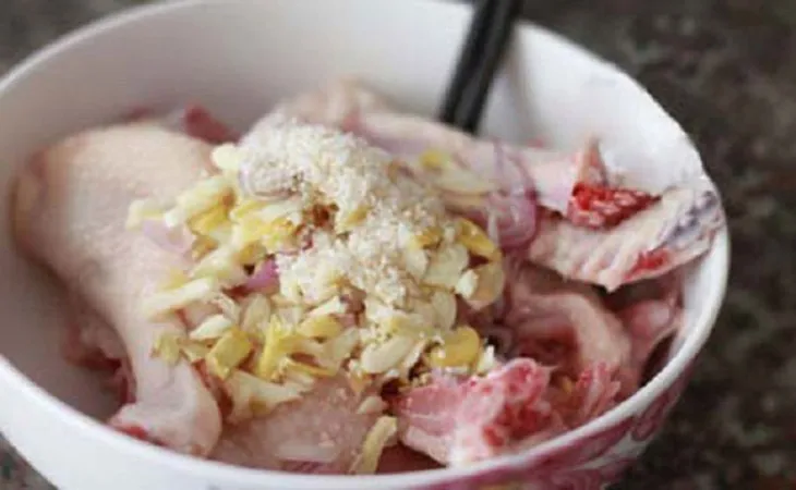 Ướp thịt vịt với gia vị đậm đà trong 30 phút