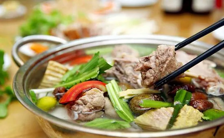 Ninh nhỏ lửa để thịt vịt chín mềm và thấm vị