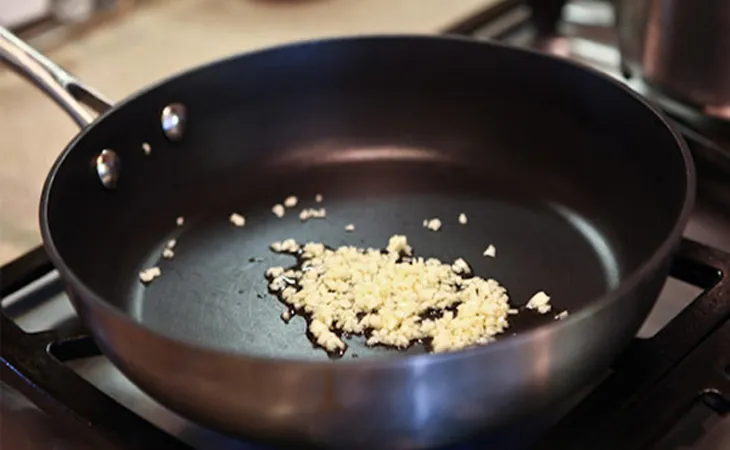 Xào thịt vịt săn lại trước khi thêm nước dừa