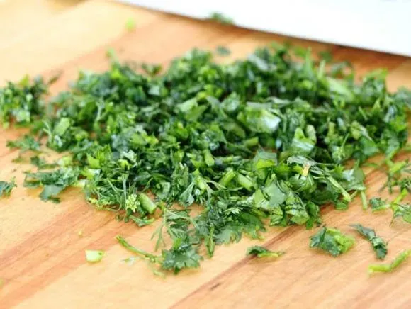 Bát cháo xương đậu xanh nóng hổi được trang trí rau thơm