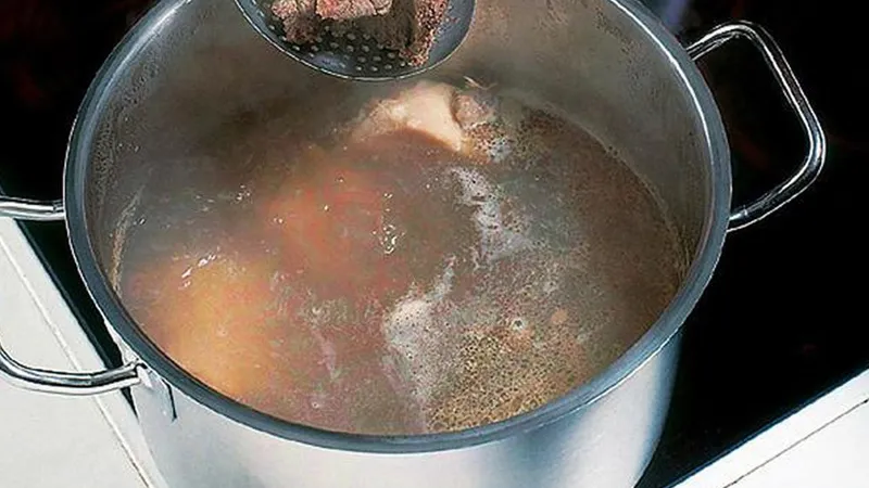 Hầm xương ống với thảo mộc tạo hương vị đặc trưng cho lẩu bò