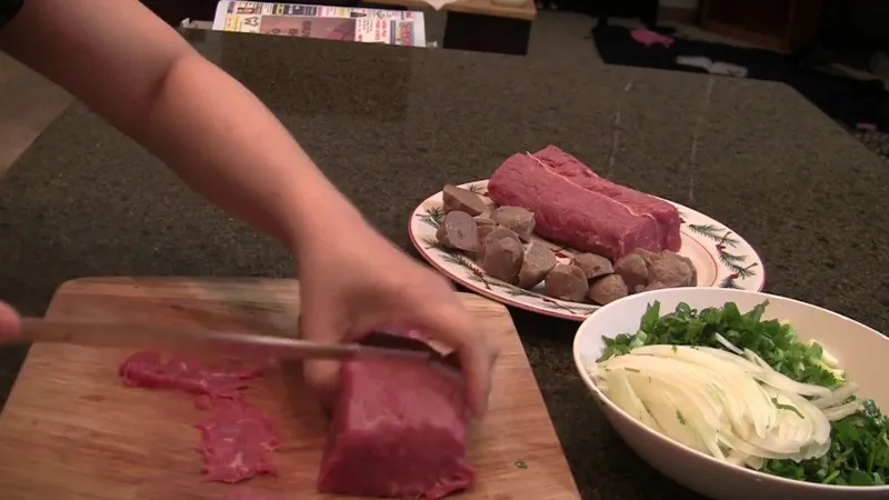 Chuẩn bị rau nấm và các loại thịt nhúng lẩu bò tươm tất