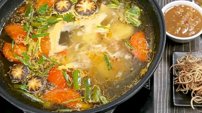 Xào cà chua tạo màu sắc tự nhiên cho nước lẩu bò náu nấm