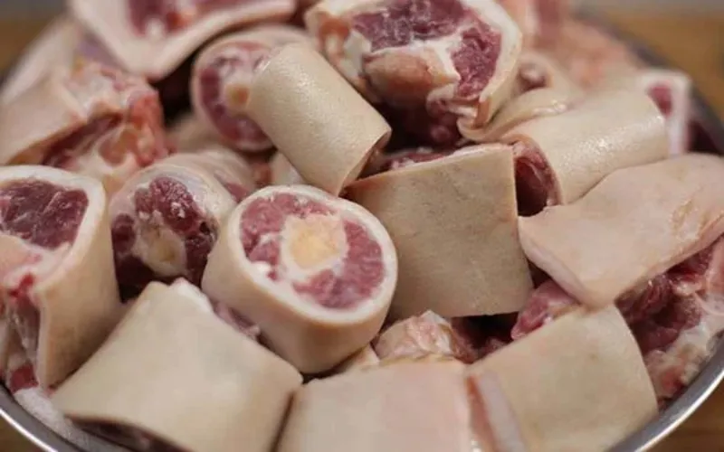 Sơ chế đuôi bò bằng cách thui vàng để khử mùi hôi hiệu quả