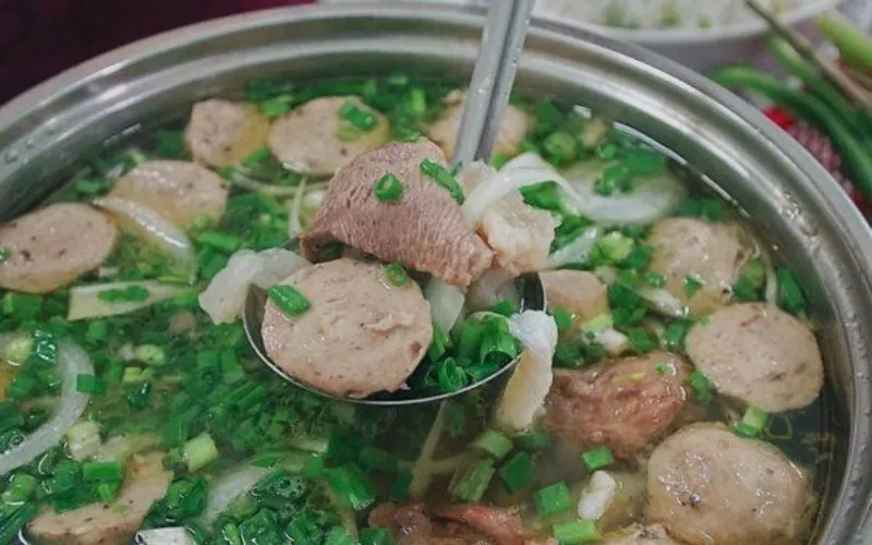 Nồi lẩu bò thập cẩm đầy đặn với thịt bò, rau củ và nước dùng đậm đà