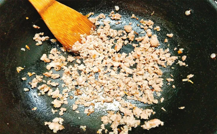 Thêm nước me, lá giang và các nguyên liệu chính