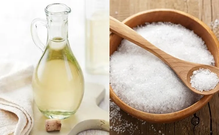 Cá kèo được chà xát với muối và giấm