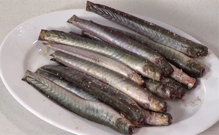 Cá kèo được sơ chế và ướp gia vị