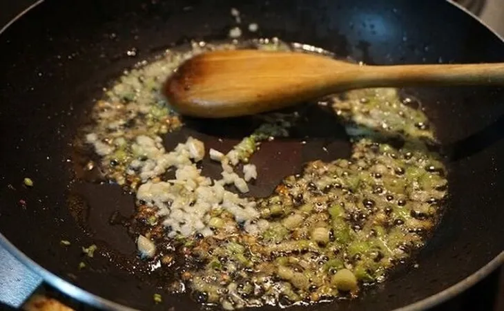 Phi thơm hành tỏi và cho nước dùng vào nồi lẩu