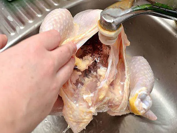 Sơ chế gà và các nguyên liệu phụ trợ
