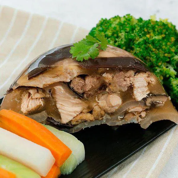 Trình bày đẹp mắt món thịt đông gà với cà rốt