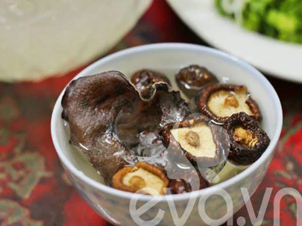 Mộc nhĩ, nấm hương sau khi ngâm nở thì rửa sạch và thái sợi