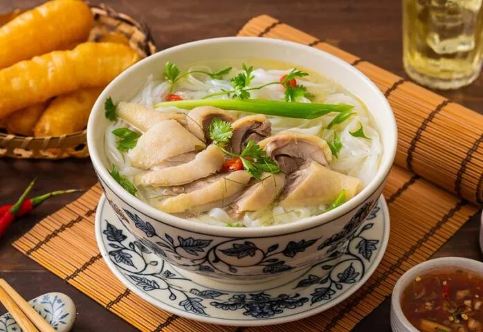 Nước dùng phở gà trong và ngọt thanh