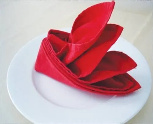 Mẫu khăn hình thuyền buồm hoàn thiện trên đĩa ăn