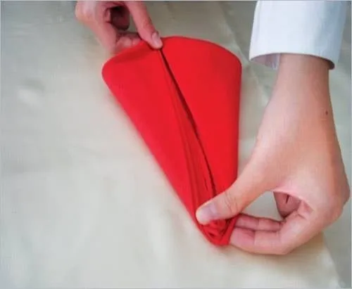 Tạo đường cao cho tam giác bằng cách gấp hai cạnh bên