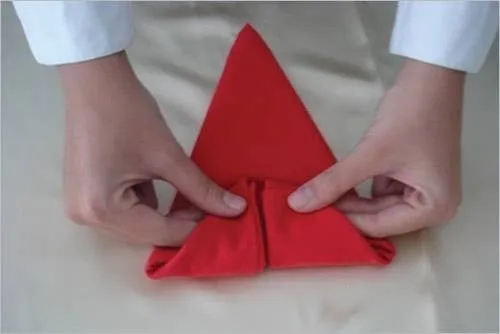 Lật ngược mặt khăn để xử lý phần đế thuyền buồm