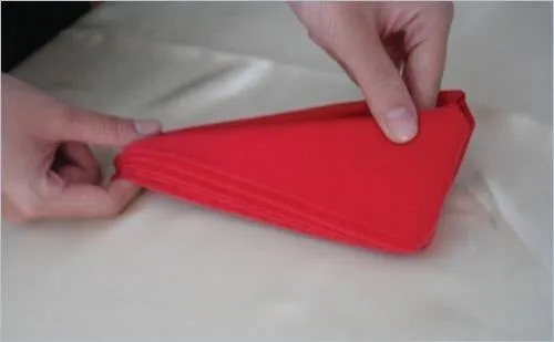 Thao tác gấp đôi để tạo khung đứng vững chãi