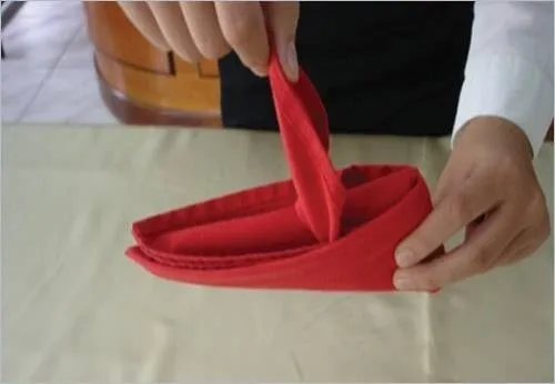 Kéo các lớp vải để tạo thành cánh buồm mềm mại