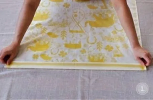 Bắt đầu trải khăn phẳng trên bề mặt bàn tiệc