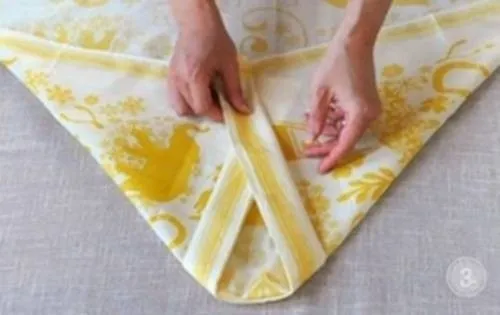 Tạo hình phần cổ áo cho chiếc khăn napkin