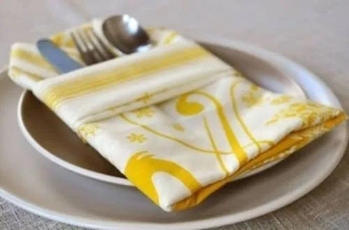 Đặt dụng cụ ăn uống vào trong nếp khăn Kimono