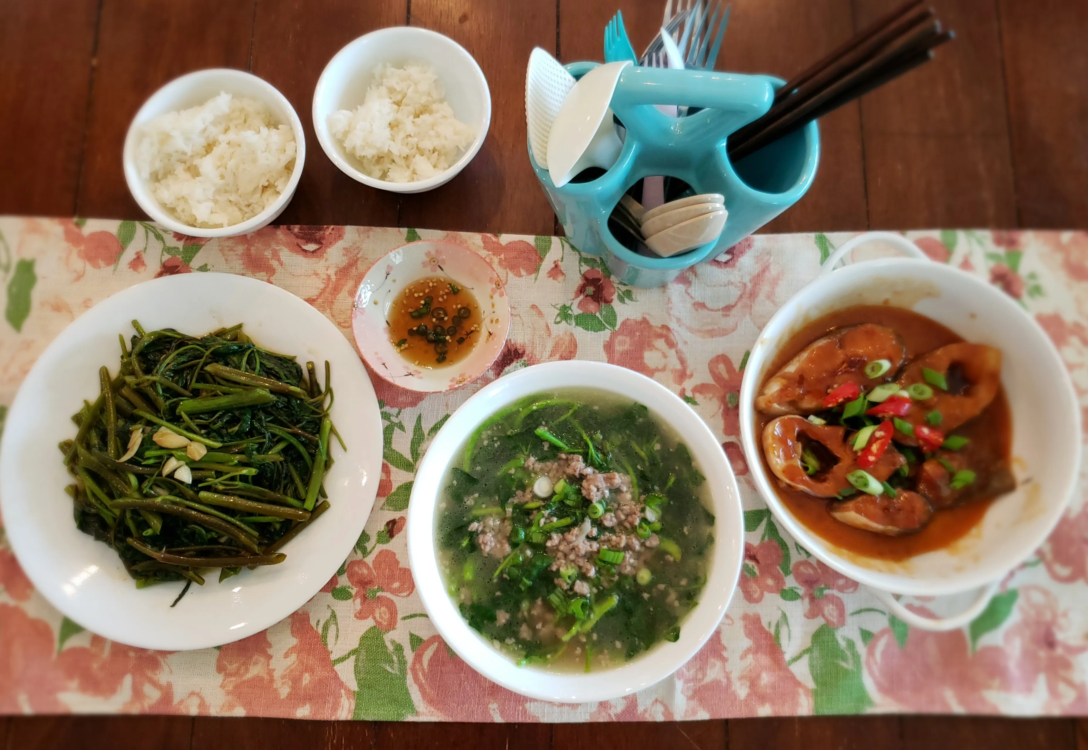 Tô canh cải xoong nấu thịt bò bằm thành phẩm với nước dùng trong trẻo