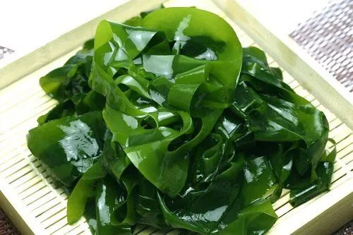 Canh rong biển thịt bò với thịt bò tươi ngon và rong biển wakame