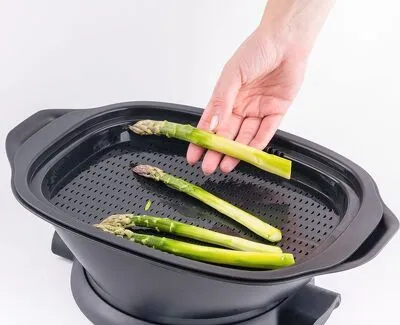 Bảng điều khiển nhiệt độ từ 37°C đến 130°C trên robot nấu ăn