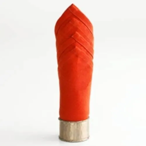 Sử dụng ly rượu làm bệ đỡ cho tháp kim cương bằng vải