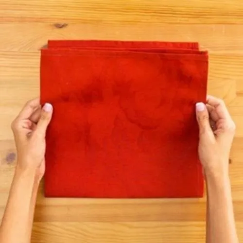 Gấp khăn làm bốn để tạo nền tảng cho tháp kim cương