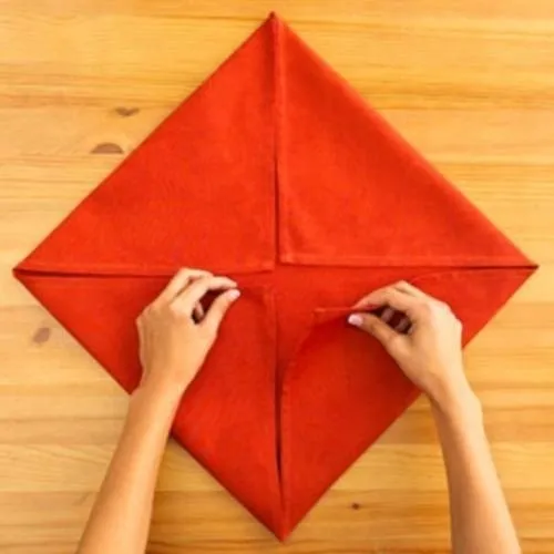 Thao tác gấp 4 góc vào tâm để tạo nhụy hoa sen