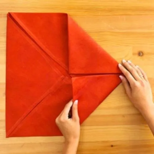 Tiếp tục thu nhỏ hình vuông bằng cách gấp các góc