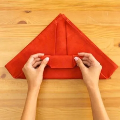 Bẻ ngược phần viền khăn để tạo độ sắc nét